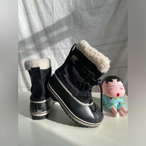 Sorel kid waterproof winter boot. Kid size 11. - Picture 16 of 16